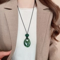 Détail du collier en cordon de cire vintage avec pendentif goutte en résine verte - 58# Collier-Vert
