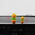 Set di 2 graziose decorazioni floreali a cartone per cruscotto auto, 3,5cm e 2,5cm - Coppia di Vasi Gialli / Coppia Grande e Piccola