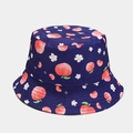 Dettaglio della stampa pesca e cuciture su cappello a secchiello blu reversibile - M / Blu navy
