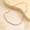 Detalle de un collar tennis bañado en oro con circonitas redondas brillantes - Dorado