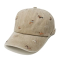 Dettaglio del ricamo a forma di bassotto su un cappello da baseball kaki stile vintage - M (56-58cm) / Cachi
