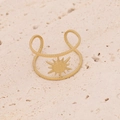 Détail de bague double couche en acier doré avec motif soleil et texture sur fond pierre - Style Ouvert Soleil Double Couche Dorée (6#)