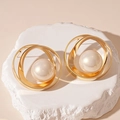 Detalle de pendientes geométricos circulares dorados con perla sobre base de piedra - Pendientes de Botón de Perla de Círculo Dorado (HE25323)