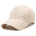Klassische beige Baseballkappe mit fester Front und silbernem Schild-Logo auf Weiß - Verstellbar / Beige