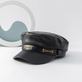 Klassische schwarze Schirmmütze aus PU-Leder mit dekorativen doppelten Goldketten - M (56-58cm) / Schwarz