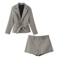 Ensemble tailleur à carreaux marron clair avec blazer ceinturé et short à taille haute - S / Ensemble à Carreaux Marron