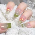 Handgemaakte groene kattenoog plaknagels met handbeschilderde tulpen en zilverglitter - XS
