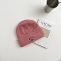 Dettaglio del berretto in lana rosa con ricamo BOSTON 23 nero e risvolto alla moda - 3-8 Anni / Rosa