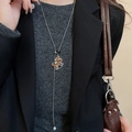 Détail du pendentif cheval avec œil de tigre sur longue chaîne en argent - Collier Poney en Bois Style 5