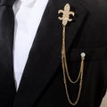 Détail d'une épinglette fleur de lys dorée avec double chaîne sur une veste noire - Fleur-de-lis Lys Or (TL24073)
