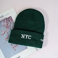 Gros plan du bonnet en maille vert foncé avec broderie NYC 19 blanche en relief - Taille unique / Vert Foncé