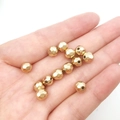 Nahaufnahme goldener facettierter CCB-Abstandshalter mit Loch für DIY-Schmuck - Facettierte Runde Gold 6mm (2000 Stk)