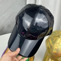 Dettaglio di un cappello da baseball in pelle verniciata nera lucida con finitura a specchio - M (56-58cm) / Nero