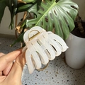 Eleganter weißer Haarclip in Kürbisform, handgehalten bei natürlichem Licht - Mittel(ca. 7cm) / Gelee Weiß
