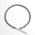 Nahaufnahme eines silbernen flachen Schlangenkette-Armbands mit Karabinerverschluss - 4.0mm / Stahlfarbe