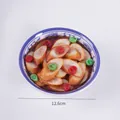 Modelo de carne braseada artificial en un cuenco de porcelana para fotografía - Rodajas de Salchicha