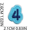 Blauer Stickaufnäher Nummer 4 mit Maßen 2,6 cm x 2,1 cm auf weißem Hintergrund - Himmelblaue Zahlenform (4)