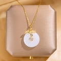 Elegante gouden titanium stalen ketting met jade hanger en kristallen bladdetails - Wit