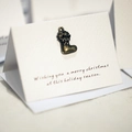 Mini carte de Noël avec breloque de chaussette en bronze sur papier blanc texturé - Noël sock