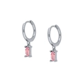 Gros plan sur les créoles en argent S925 avec pierres de zircone roses rectangulaires - Argent Rose