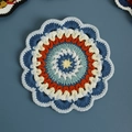 Sous-verre mandala fait main en jaune et bleu clair avec des bords en dentelle ondulés - Tapis N° 19