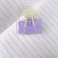 Dettaglio della clip in acrilico viola con emoji triste su carta per appunti puntinata - Viola