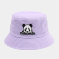 Détail de la broderie panda sur un bob en coton violet clair avec coutures précises - Taille unique / Mauve Clair