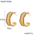 Dettaglio orecchini a C dorati con trama martellata e inserti in cristallo viola - Orecchini di Zircone Rosso Martellato Ondulato Dorato (YE42677D3A0)