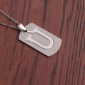 Vue rapprochée d'un collier en acier inoxydable avec pendentif ajouré en lettre U - Lettre U