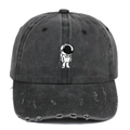 Gorra de béisbol gris vintage lavada con bordado de astronauta y borde roto - Ajustable / Negro Envejecido