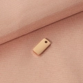 Detailopname van rechthoekige roestvrijstalen hanger in roségoud met een gat bovenin - 1.5MM Dikte / Roségoud