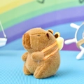 Lindo llavero de peluche de carpincho marrón con mochila amarilla sobre fondo de arcoíris - Capibara Festivo - Lingote de Oro / 12cm