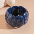 Dettaglio del bracciale rigido in acrilico con trama marmorizzata blu scuro - Marmo Blu
