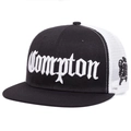 Detalle del bordado Compton 3D y la malla blanca en una gorra trucker negra - Ajustable / Negro/Blanco