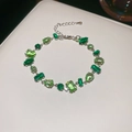 Vista macro de pulsera de circonita esmeralda estilo francés con geometría ondulada en cuero - Plata-Verde Claro