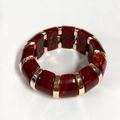 Vue macro de blocs en résine géométrique à texture marbrée et séparateurs dorés - Rouge avec Soie Blanche