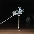 Klassische goldene Haarnadel mit blauem Blumenmotiv und weißen Perlenquasten - Goldkopf Blaue Blume Perle Quaste (发簪0038)