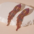 Detailansicht der farbenfrohen Strass-Ohrhänger mit Farbverlauf auf Steinsockel - Bunter Quasten-Stil (Silberstift)