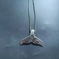 Macro d'un pendentif queue de baleine argenté avec détails fins et chaîne fine - Collier Queue de Baleine + Chaîne à Maillons