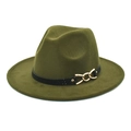 Dettaglio del cappello fedora in lana verde oliva con fascia nera e fibbia a catena dorata - Verde Militare