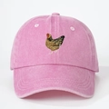 Berretto da baseball in cotone lavato rosa con ricamo dettagliato di una gallina - Taglia unica / Rosa