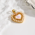 Detailansicht des goldenen Herzanhängers mit rosa Edelstein und Perlenumrandung - Gold - Pinkfarbener Herz-Edelstein