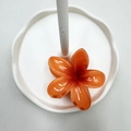 Pinza per capelli a fiori di frangipani arancione in un vassoio decorativo in ceramica - 8cm / Arancione Scuro