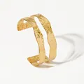 Brazalete abierto minimalista de doble capa con textura martillada irregular dorada - Brazalete Dorado de Doble Capa (A1137)