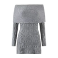 Vestido largo de punto trenzado gris con hombros descubiertos y textura sobre fondo blanco - S / Gris