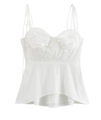 Detailansicht eines weißen Camisole-Tops mit Rüschensaum und plissiertem Brustdesign - S