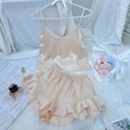 Zweiteiliges Pyjama-Set aus champagnerfarbenem Seidensatin mit V-Ausschnitt und Shorts - S / Champagner