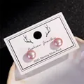 Primer plano de pendientes de perlas de agua dulce rosas con pernos de plata S925 - 3-4mm Púrpura
