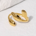 Anillo abierto minimalista de hoja dorada en acero inoxidable sobre fondo blanco - Diseño de Hoja / Dorado