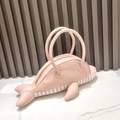 Détails du sac à main rose en forme de baleine avec fermeture éclair et texture en cuir - Rose